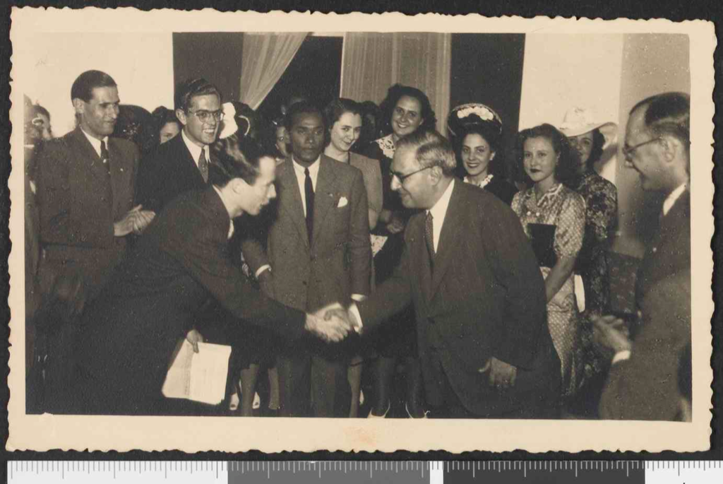 Der erste Präsident der CEI , Alberto Marques Mano de Mesquita, begrüßt den Minister der Kolonien Francisco Vieira Machado bei einer Feier in der Vereinigung.